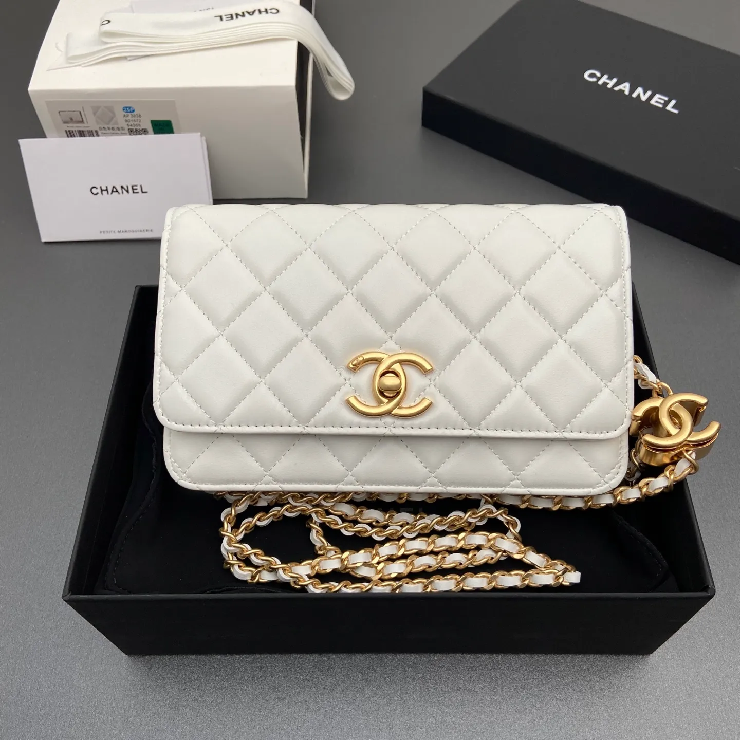 Xiaoxiang imported Italian lambskin 25Bwoc double C snap button adjustable chain, fashionable and classic but not outdated Item number: AP7876 Price: 860 Size: w19×h12×d4.5cm Color: white sheepskin gold hardware