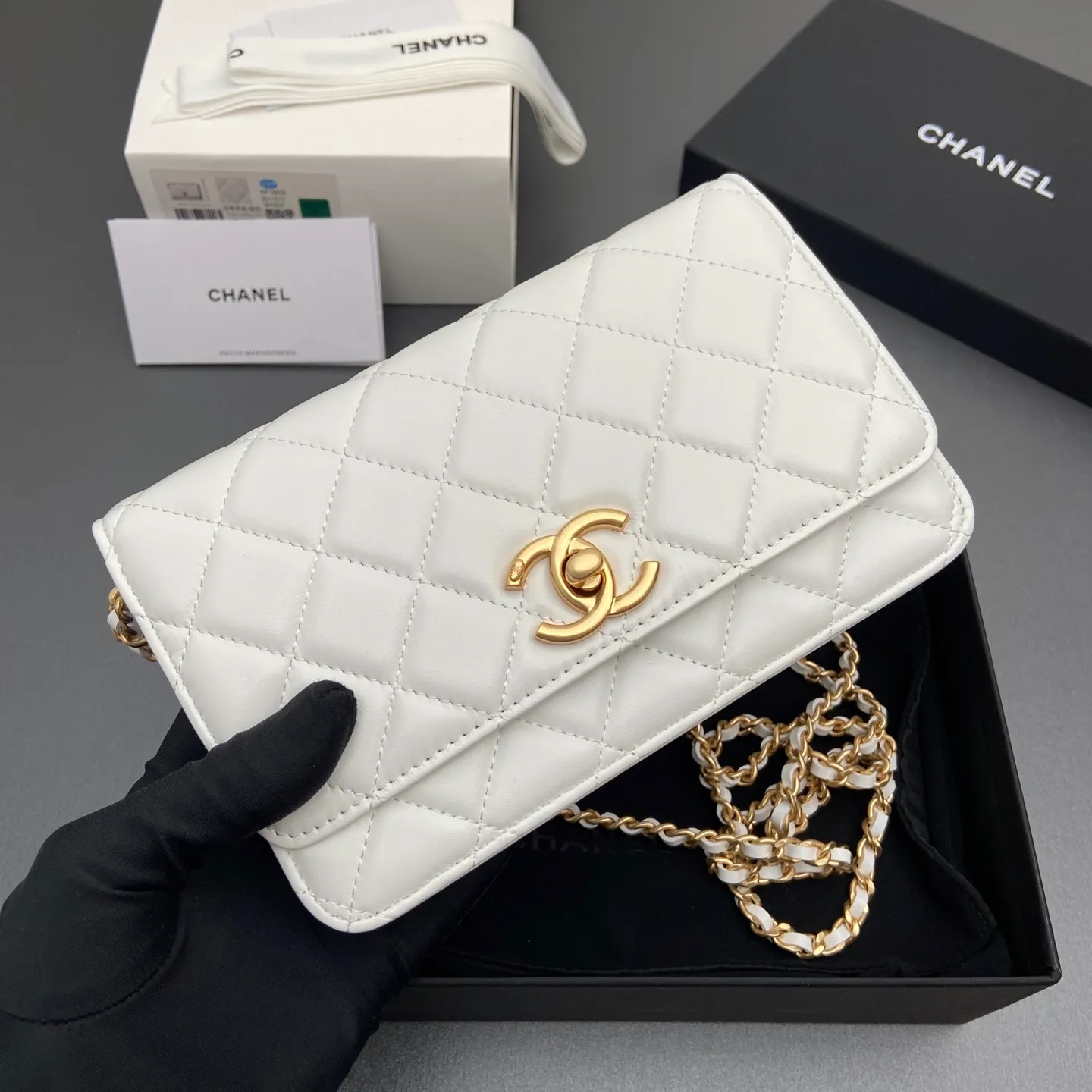 Xiaoxiang imported Italian lambskin 25Bwoc double C snap button adjustable chain, fashionable and classic but not outdated Item number: AP7876 Price: 860 Size: w19×h12×d4.5cm Color: white sheepskin gold hardware