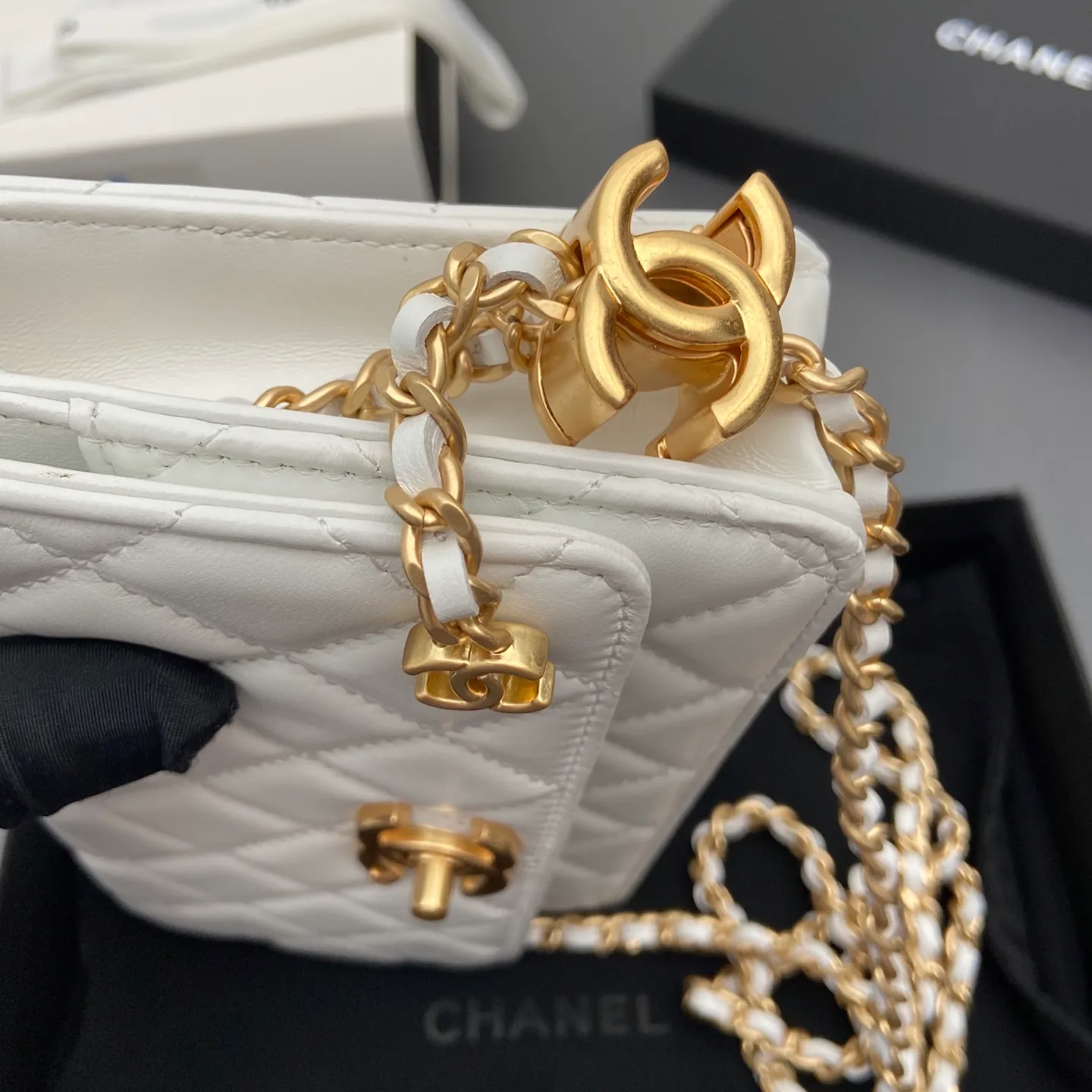 Xiaoxiang imported Italian lambskin 25Bwoc double C snap button adjustable chain, fashionable and classic but not outdated Item number: AP7876 Price: 860 Size: w19×h12×d4.5cm Color: white sheepskin gold hardware