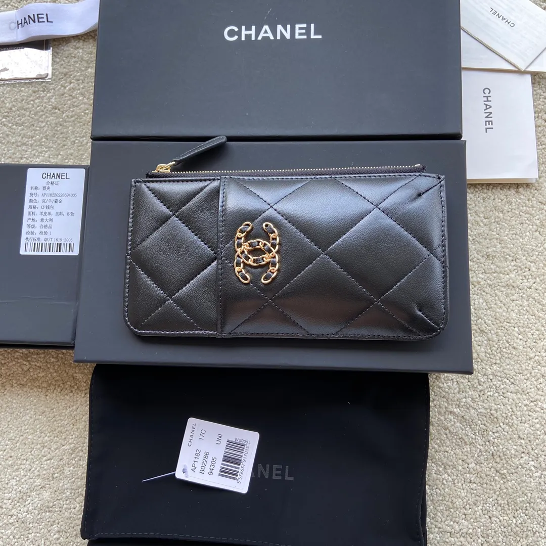 Xiaoxiang imported Italian lambskin Item number: AP2364 Size: w19×h10×3cm Color: black lambskin gold hardware p440