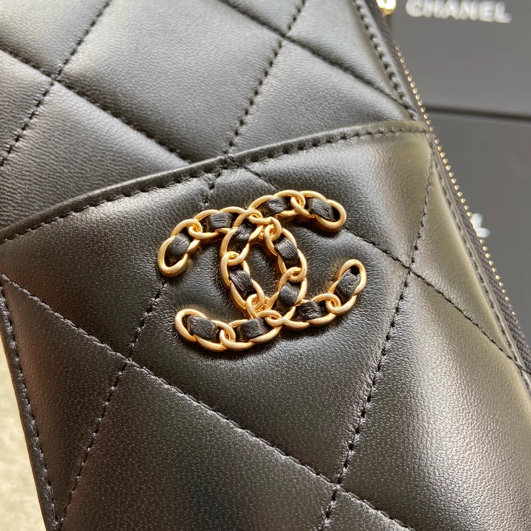 Xiaoxiang imported Italian lambskin Item number: AP2364 Size: w19×h10×3cm Color: black lambskin gold hardware p440
