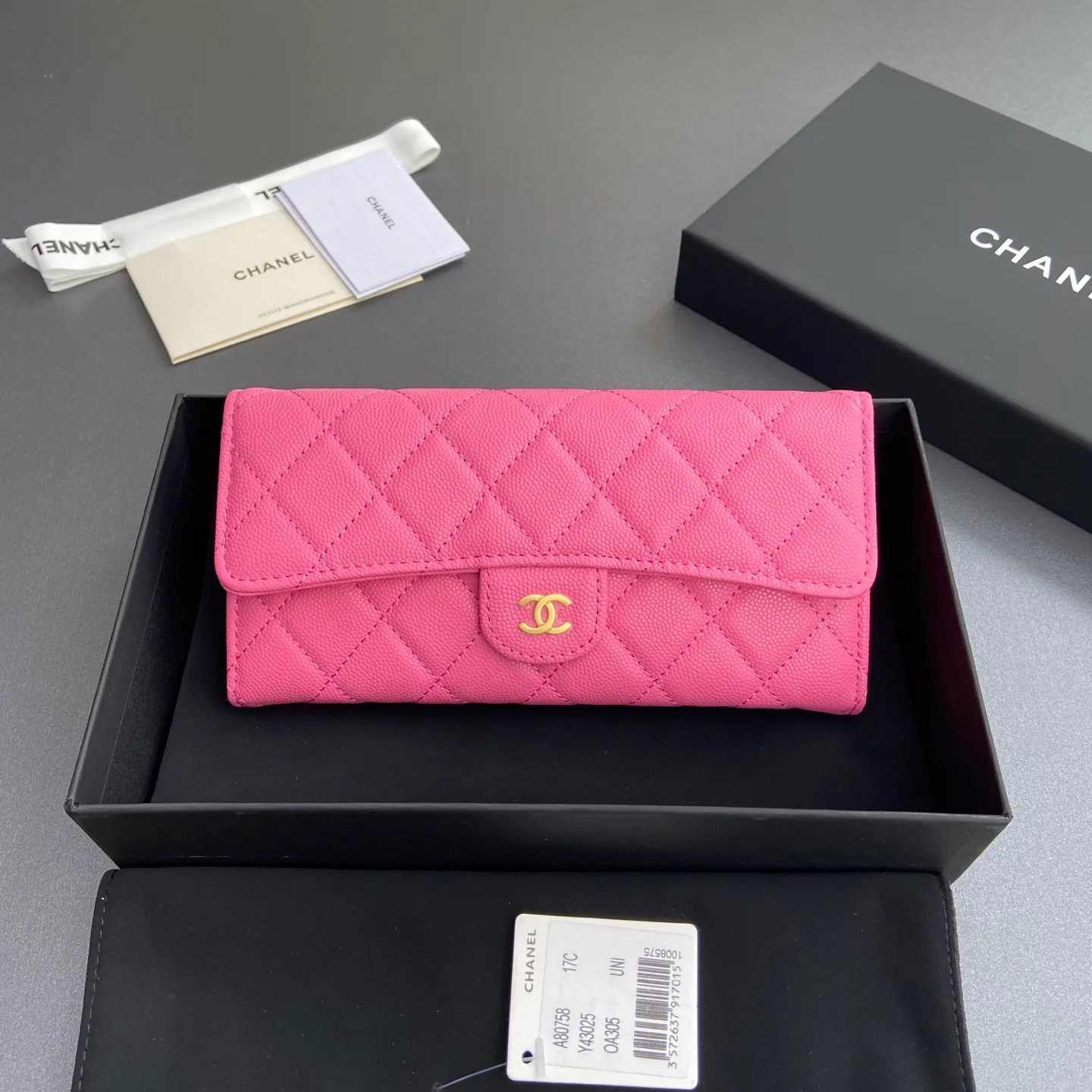 Xiaoxiang imported Italian grained calfskin Item number: A80758 Price: 460 Size: w19×h10.5×3cm Color: Plum red fine ball grain leather Gold steel mark