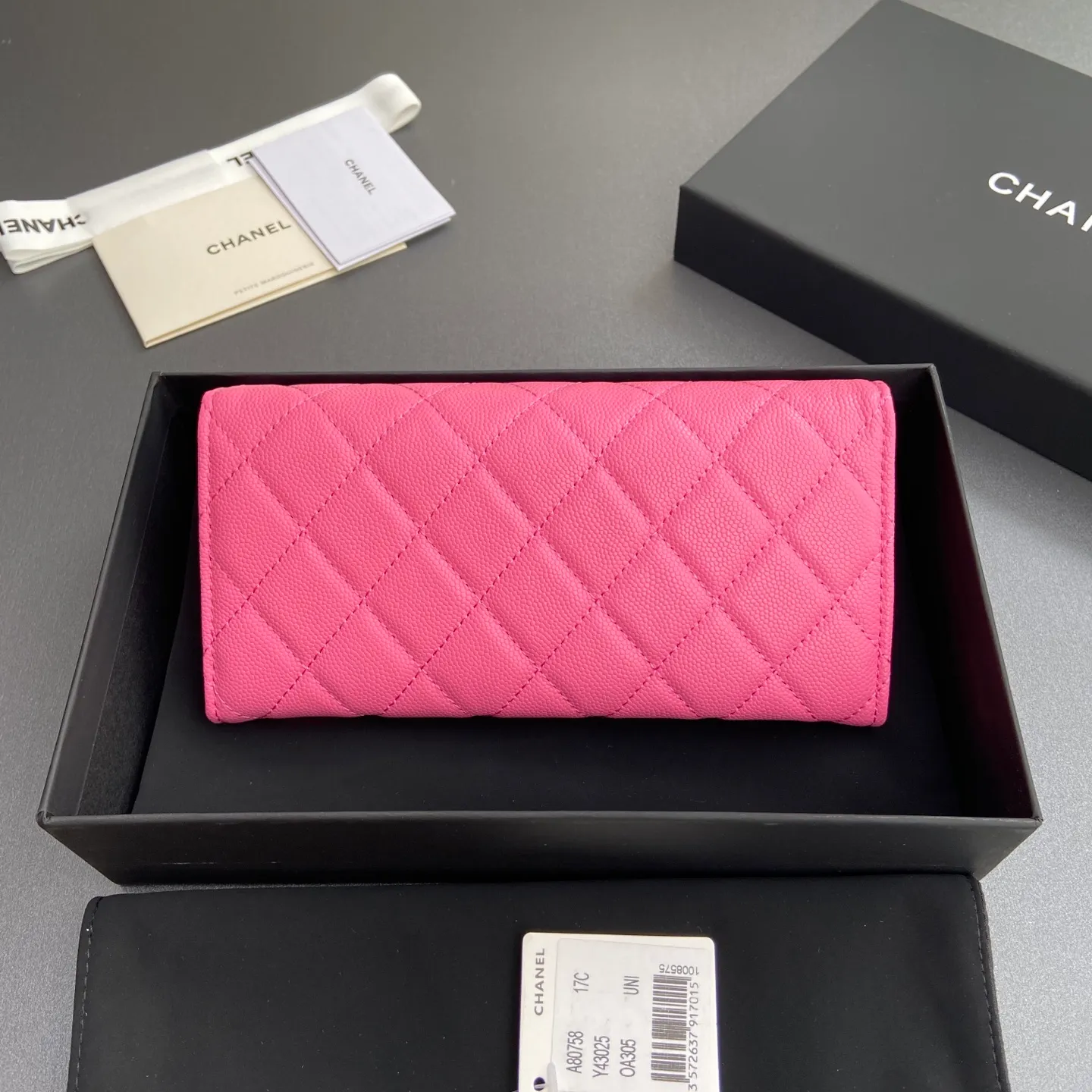 Xiaoxiang imported Italian grained calfskin Item number: A80758 Price: 460 Size: w19×h10.5×3cm Color: Plum red fine ball grain leather Gold steel mark