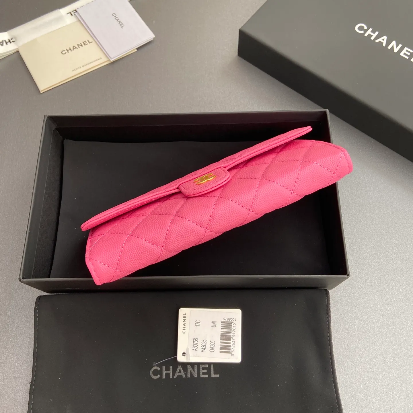 Xiaoxiang imported Italian grained calfskin Item number: A80758 Price: 460 Size: w19×h10.5×3cm Color: Plum red fine ball grain leather Gold steel mark