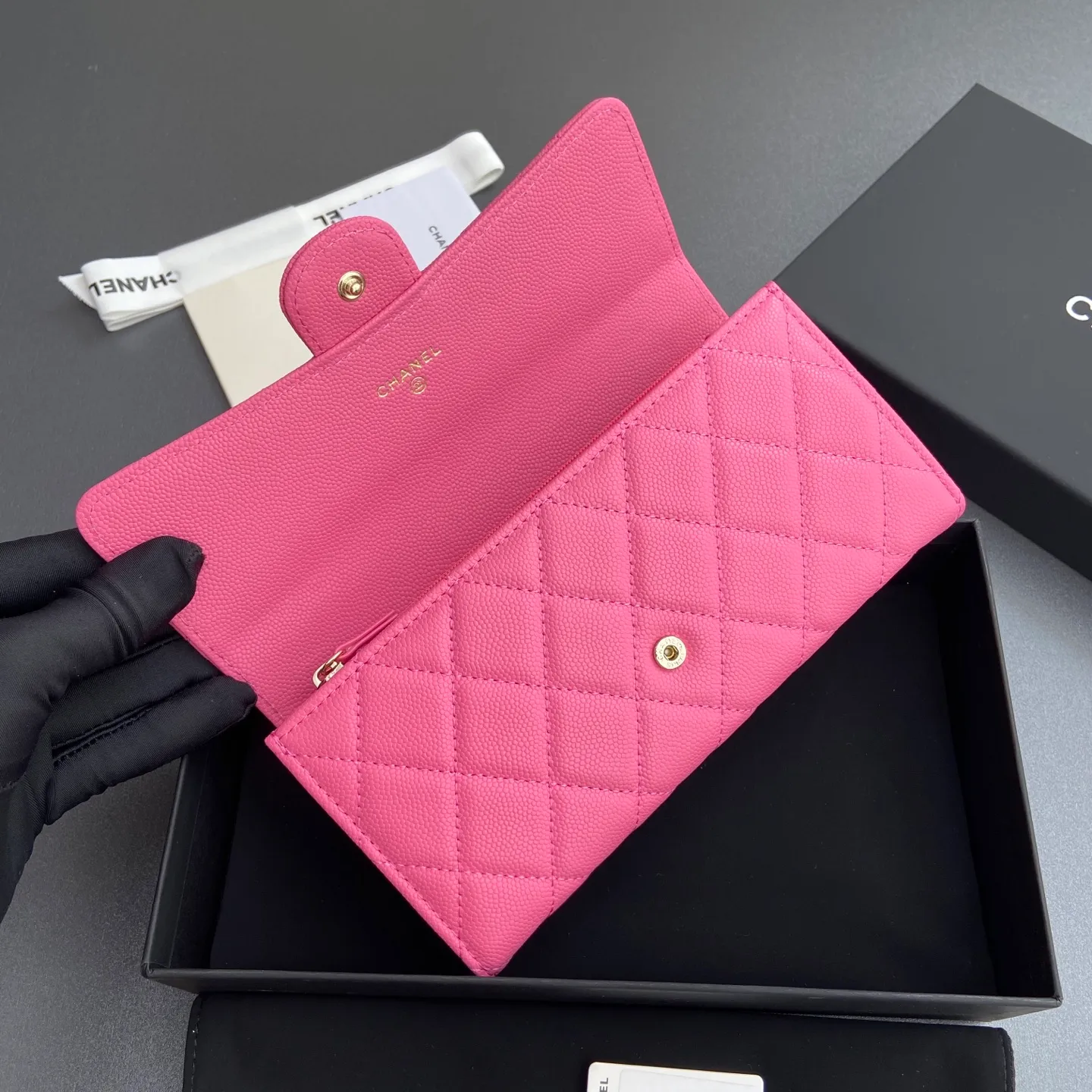 Xiaoxiang imported Italian grained calfskin Item number: A80758 Price: 460 Size: w19×h10.5×3cm Color: Plum red fine ball grain leather Gold steel mark