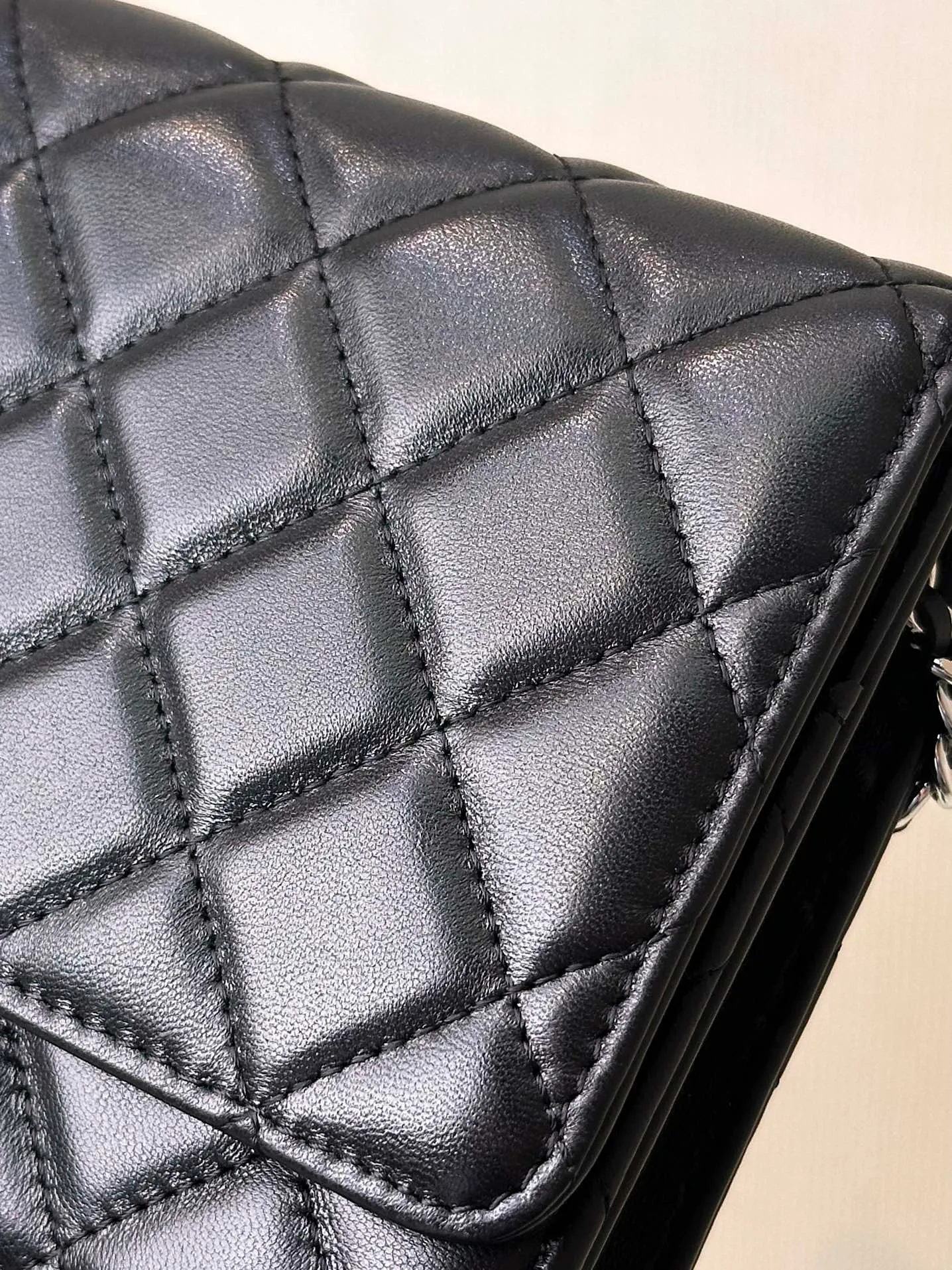 0250 Let’s look at the material first. The imported sheepskin material is customized. You can feel its leather texture with the naked eye. It is delicate and full. It has an oil-like color. Coupled with the professional quilting process, the stitching is fine and neat, and it is super textured. Soft Fufu feels, super soft and waxy! ! If you combine this with our price, the material cost alone is worth it! !