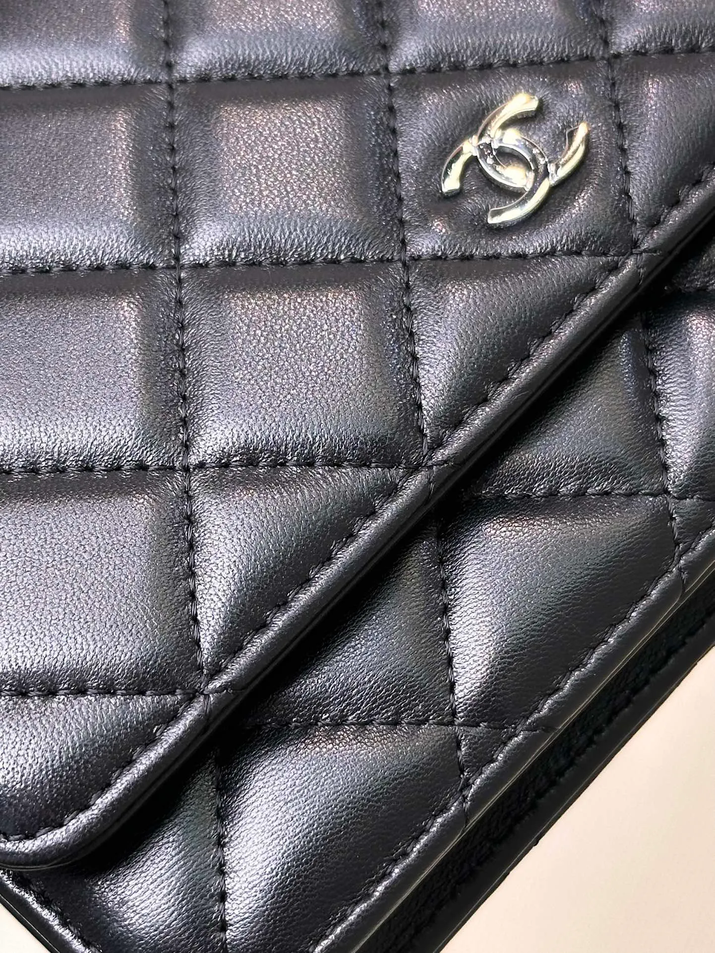 0250 Let’s look at the material first. The imported sheepskin material is customized. You can feel its leather texture with the naked eye. It is delicate and full. It has an oil-like color. Coupled with the professional quilting process, the stitching is fine and neat, and it is super textured. Soft Fufu feels, super soft and waxy! ! If you combine this with our price, the material cost alone is worth it! !
