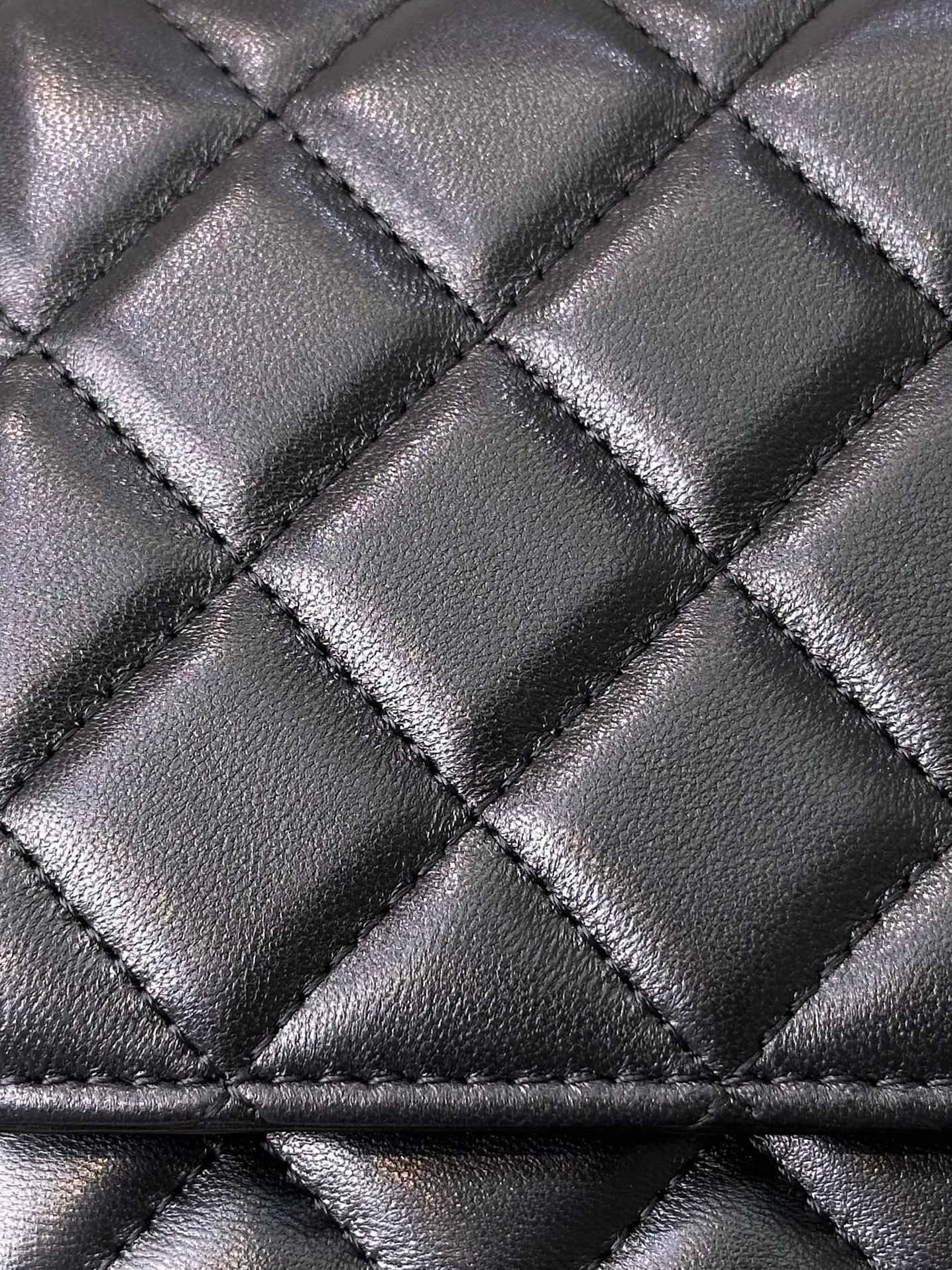 0250 Let’s look at the material first. The imported sheepskin material is customized. You can feel its leather texture with the naked eye. It is delicate and full. It has an oil-like color. Coupled with the professional quilting process, the stitching is fine and neat, and it is super textured. Soft Fufu feels, super soft and waxy! ! If you combine this with our price, the material cost alone is worth it! !