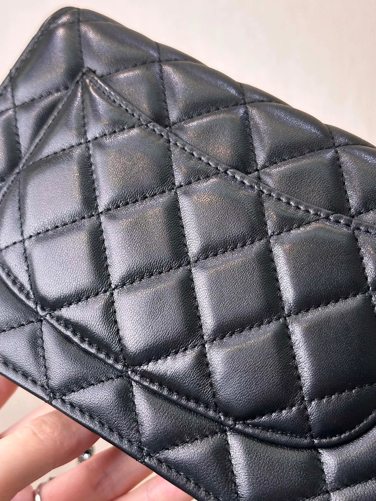 0250 Let’s look at the material first. The imported sheepskin material is customized. You can feel its leather texture with the naked eye. It is delicate and full. It has an oil-like color. Coupled with the professional quilting process, the stitching is fine and neat, and it is super textured. Soft Fufu feels, super soft and waxy! ! If you combine this with our price, the material cost alone is worth it! !