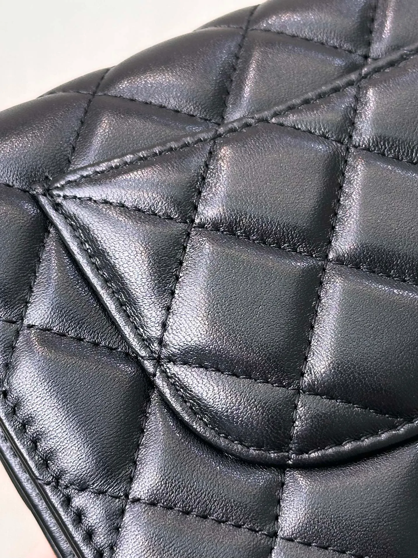 0250 Let’s look at the material first. The imported sheepskin material is customized. You can feel its leather texture with the naked eye. It is delicate and full. It has an oil-like color. Coupled with the professional quilting process, the stitching is fine and neat, and it is super textured. Soft Fufu feels, super soft and waxy! ! If you combine this with our price, the material cost alone is worth it! !