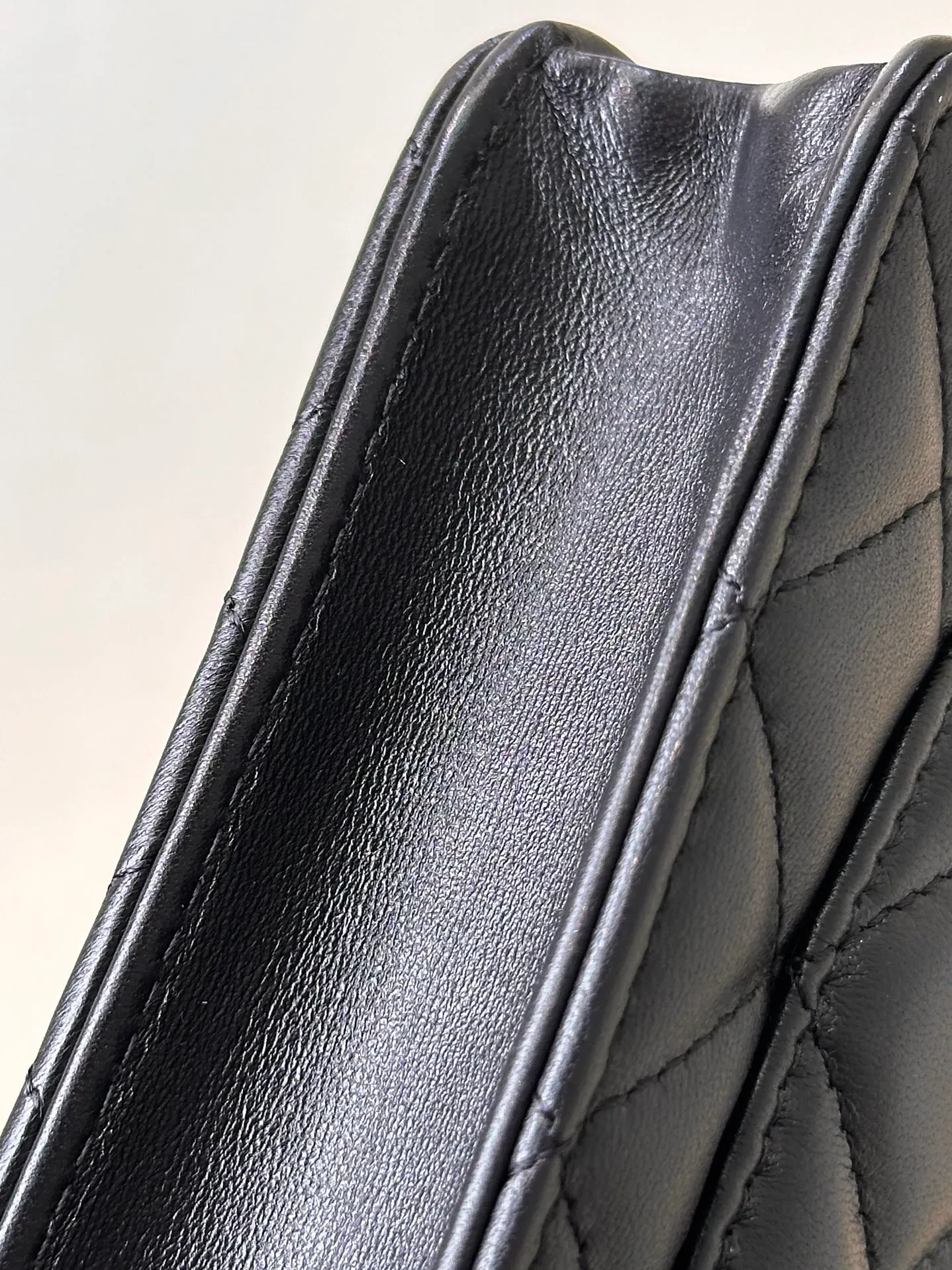0250 Let’s look at the material first. The imported sheepskin material is customized. You can feel its leather texture with the naked eye. It is delicate and full. It has an oil-like color. Coupled with the professional quilting process, the stitching is fine and neat, and it is super textured. Soft Fufu feels, super soft and waxy! ! If you combine this with our price, the material cost alone is worth it! !