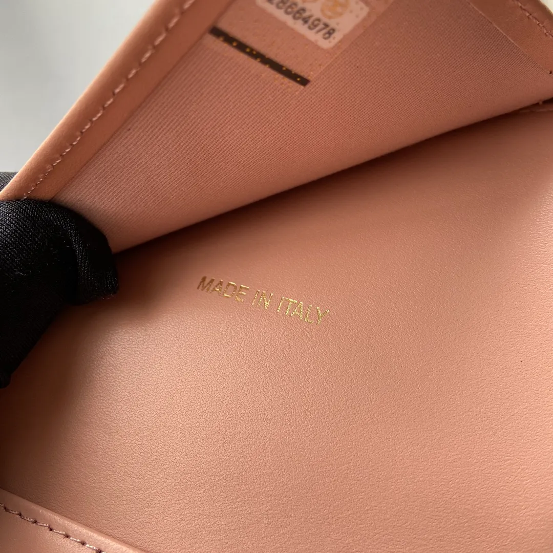 440💰Xiaoxiang imported Italian fine grain calfskin Item number: A82288 Size: w10.5×h11.5×d3cm Color: pink fine ball pattern silver steel mark