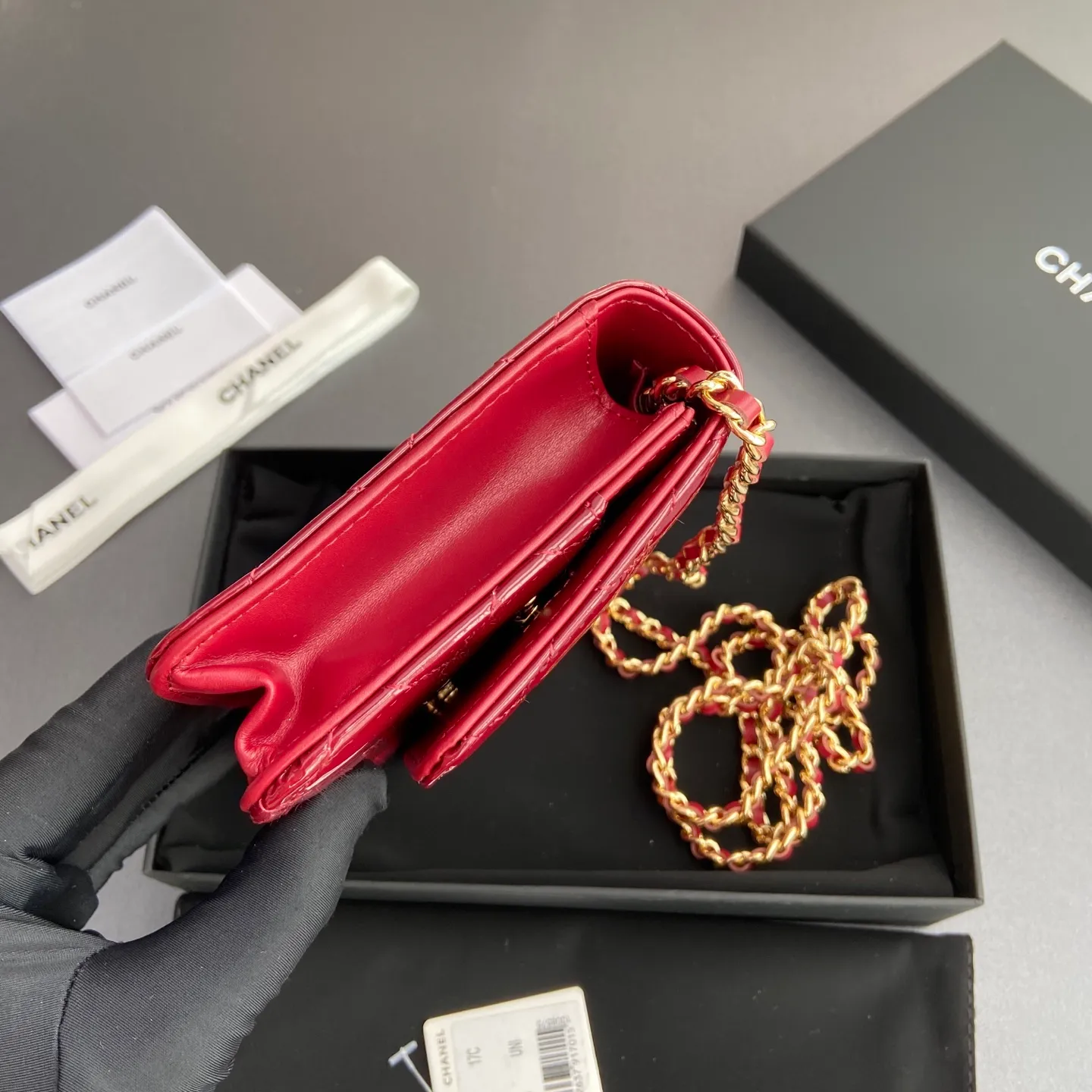 Xiaoxiang imported Italian calfskin Item No.: A0250 Price: 640 Size: w20×h13×d3.5cm Color: Burgundy smooth leather with golden steel mark