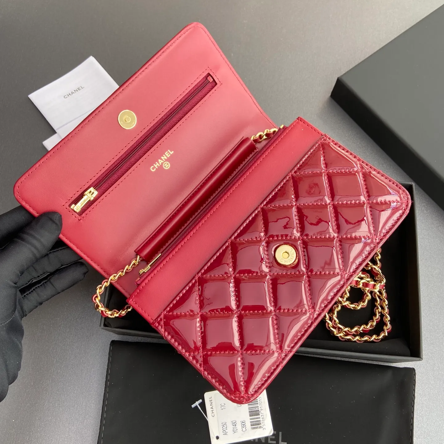 Xiaoxiang imported Italian calfskin Item No.: A0250 Price: 640 Size: w20×h13×d3.5cm Color: Burgundy smooth leather with golden steel mark
