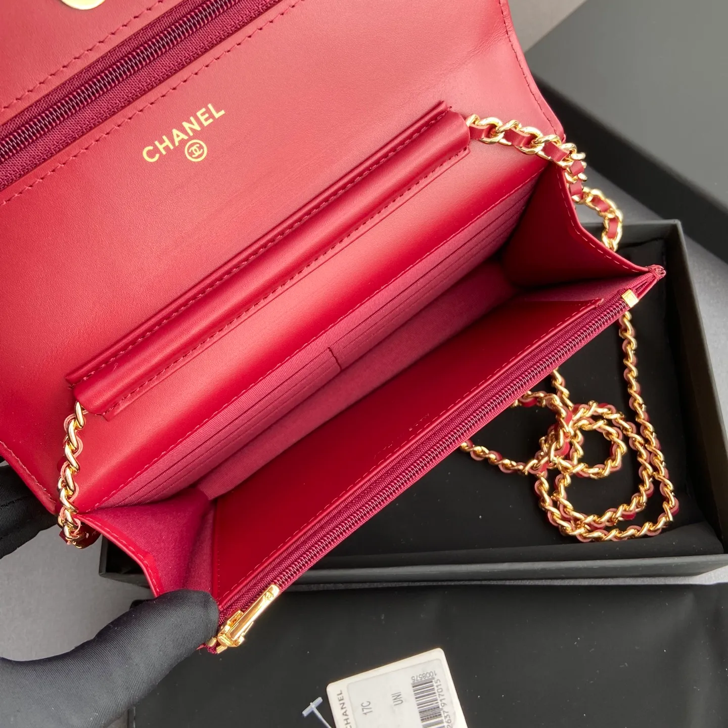 Xiaoxiang imported Italian calfskin Item No.: A0250 Price: 640 Size: w20×h13×d3.5cm Color: Burgundy smooth leather with golden steel mark