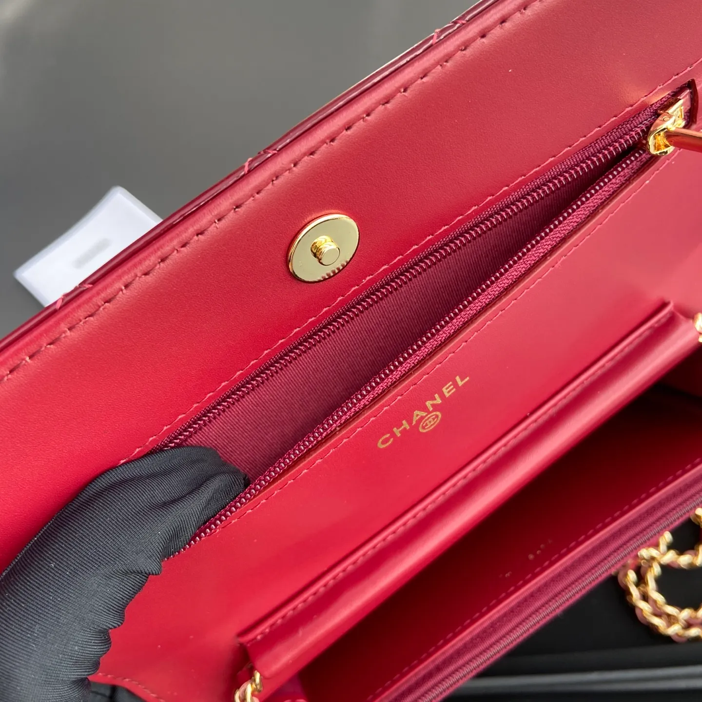 Xiaoxiang imported Italian calfskin Item No.: A0250 Price: 640 Size: w20×h13×d3.5cm Color: Burgundy smooth leather with golden steel mark