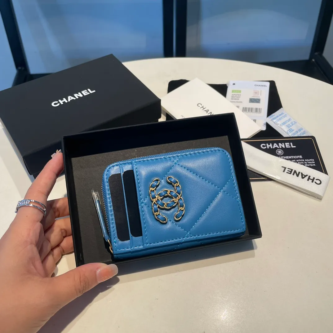 💰320😊Upgraded version💋🆕Ohanel new color🆕The latest zipper card holder with multiple card slots. The texture of goatskin is unparalleled. 😼The 19 series that is mainly recommended this season is a big rhombus with a strong retro style. I want to buy every color🧸 The logo is eye-catching and unique, the goatskin has a faint luster, and the temperament instantly ups and downs❣The fashionable style and style are also jointly created by Karl and Viard. The first series launched by the new artistic director will be a key recommendation of the brand from this year to next year, conveying the essence of the brand, with a full set of packaging 2701🍃size: 7.5*11cm