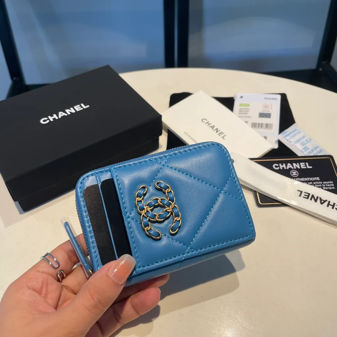 💰320😊Upgraded version💋🆕Ohanel new color🆕The latest zipper card holder with multiple card slots. The texture of goatskin is unparalleled. 😼The 19 series that is mainly recommended this season is a big rhombus with a strong retro style. I want to buy every color🧸 The logo is eye-catching and unique, the goatskin has a faint luster, and the temperament instantly ups and downs❣The fashionable style and style are also jointly created by Karl and Viard. The first series launched by the new artistic director will be a key recommendation of the brand from this year to next year, conveying the essence of the brand, with a full set of packaging 2701🍃size: 7.5*11cm
