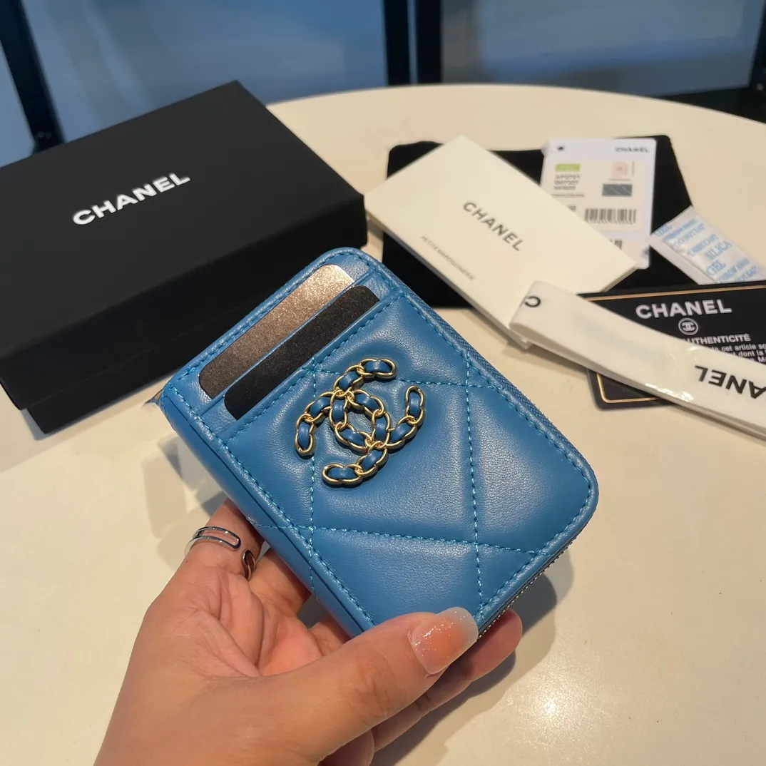💰320😊Upgraded version💋🆕Ohanel new color🆕The latest zipper card holder with multiple card slots. The texture of goatskin is unparalleled. 😼The 19 series that is mainly recommended this season is a big rhombus with a strong retro style. I want to buy every color🧸 The logo is eye-catching and unique, the goatskin has a faint luster, and the temperament instantly ups and downs❣The fashionable style and style are also jointly created by Karl and Viard. The first series launched by the new artistic director will be a key recommendation of the brand from this year to next year, conveying the essence of the brand, with a full set of packaging 2701🍃size: 7.5*11cm