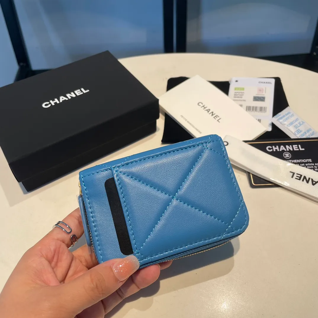 💰320😊Upgraded version💋🆕Ohanel new color🆕The latest zipper card holder with multiple card slots. The texture of goatskin is unparalleled. 😼The 19 series that is mainly recommended this season is a big rhombus with a strong retro style. I want to buy every color🧸 The logo is eye-catching and unique, the goatskin has a faint luster, and the temperament instantly ups and downs❣The fashionable style and style are also jointly created by Karl and Viard. The first series launched by the new artistic director will be a key recommendation of the brand from this year to next year, conveying the essence of the brand, with a full set of packaging 2701🍃size: 7.5*11cm