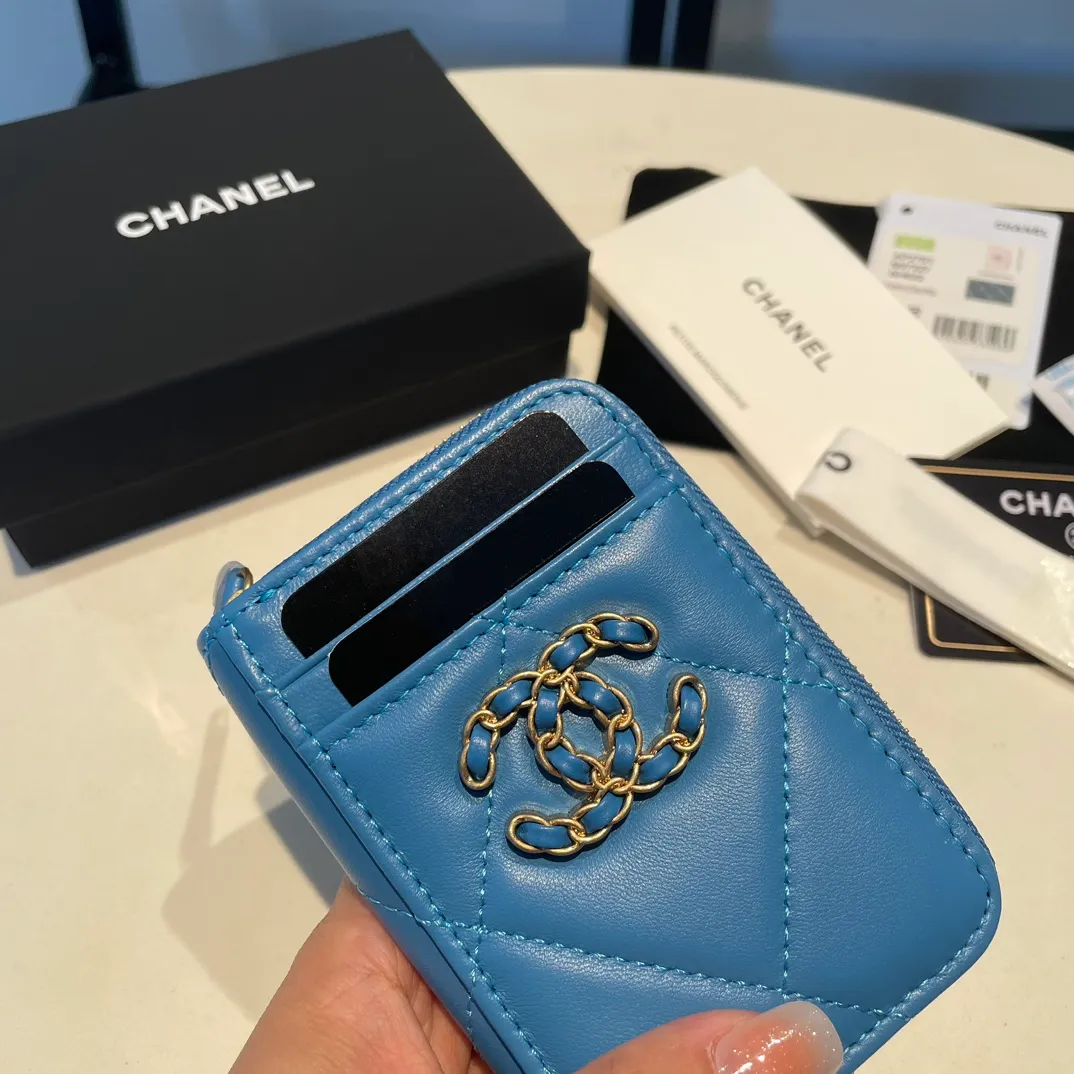💰320😊Upgraded version💋🆕Ohanel new color🆕The latest zipper card holder with multiple card slots. The texture of goatskin is unparalleled. 😼The 19 series that is mainly recommended this season is a big rhombus with a strong retro style. I want to buy every color🧸 The logo is eye-catching and unique, the goatskin has a faint luster, and the temperament instantly ups and downs❣The fashionable style and style are also jointly created by Karl and Viard. The first series launched by the new artistic director will be a key recommendation of the brand from this year to next year, conveying the essence of the brand, with a full set of packaging 2701🍃size: 7.5*11cm