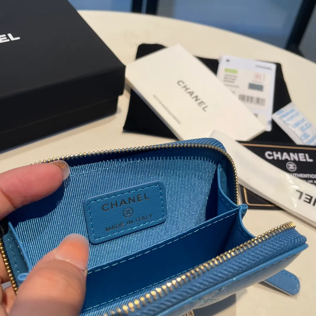 💰320😊Upgraded version💋🆕Ohanel new color🆕The latest zipper card holder with multiple card slots. The texture of goatskin is unparalleled. 😼The 19 series that is mainly recommended this season is a big rhombus with a strong retro style. I want to buy every color🧸 The logo is eye-catching and unique, the goatskin has a faint luster, and the temperament instantly ups and downs❣The fashionable style and style are also jointly created by Karl and Viard. The first series launched by the new artistic director will be a key recommendation of the brand from this year to next year, conveying the essence of the brand, with a full set of packaging 2701🍃size: 7.5*11cm