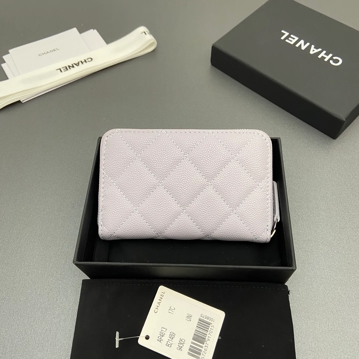 25b new series caviar cowhide with stars ⭐logo shiny blingblibg~zipper bag card holder series 6 card slots, 1 zipper bag Item number: A 4813 Price: 360 Size: w13×h8.5×d2cm Color: light purple fine ball pattern silver star hardware