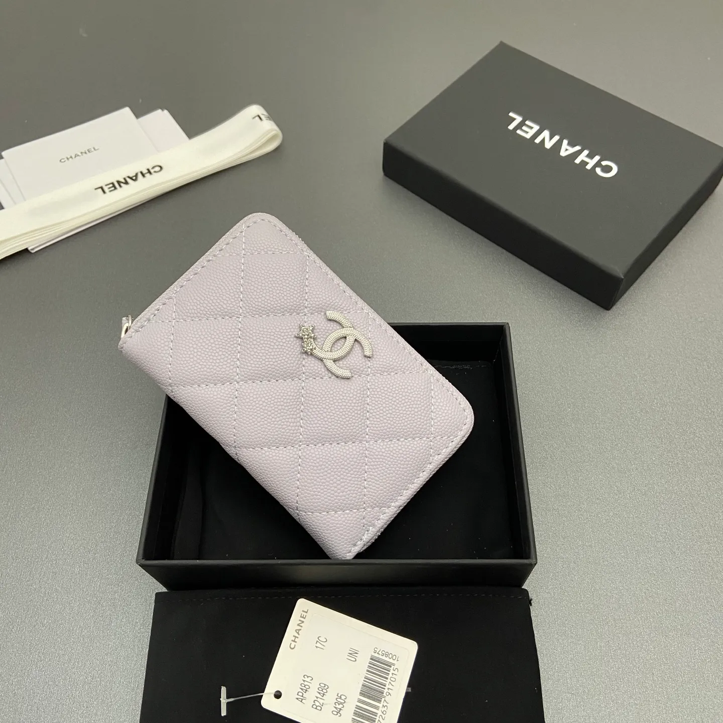 25b new series caviar cowhide with stars ⭐logo shiny blingblibg~zipper bag card holder series 6 card slots, 1 zipper bag Item number: A 4813 Price: 360 Size: w13×h8.5×d2cm Color: light purple fine ball pattern silver star hardware