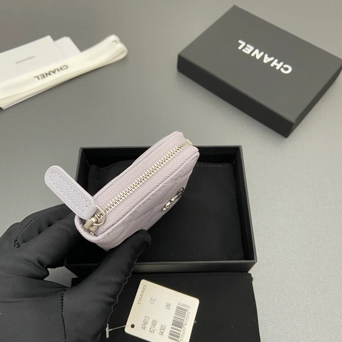 25b new series caviar cowhide with stars ⭐logo shiny blingblibg~zipper bag card holder series 6 card slots, 1 zipper bag Item number: A 4813 Price: 360 Size: w13×h8.5×d2cm Color: light purple fine ball pattern silver star hardware