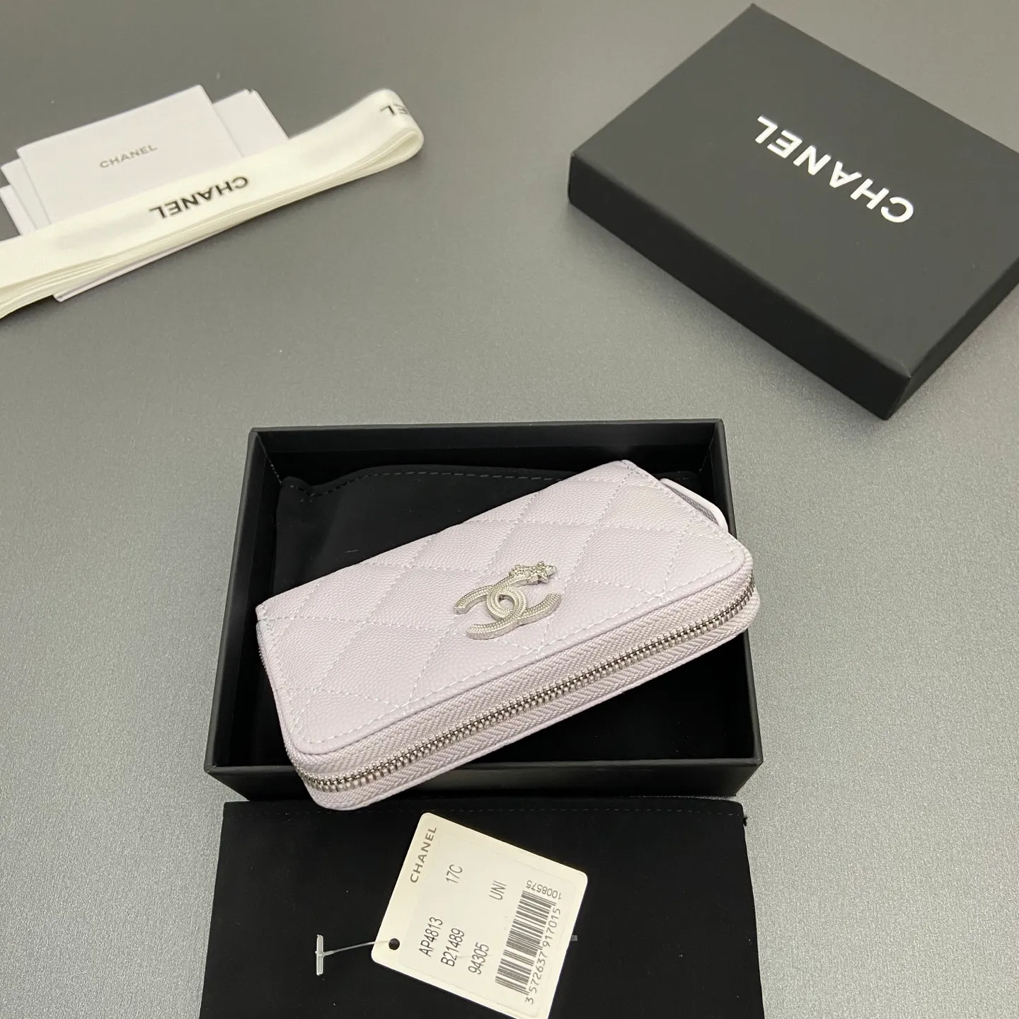 25b new series caviar cowhide with stars ⭐logo shiny blingblibg~zipper bag card holder series 6 card slots, 1 zipper bag Item number: A 4813 Price: 360 Size: w13×h8.5×d2cm Color: light purple fine ball pattern silver star hardware