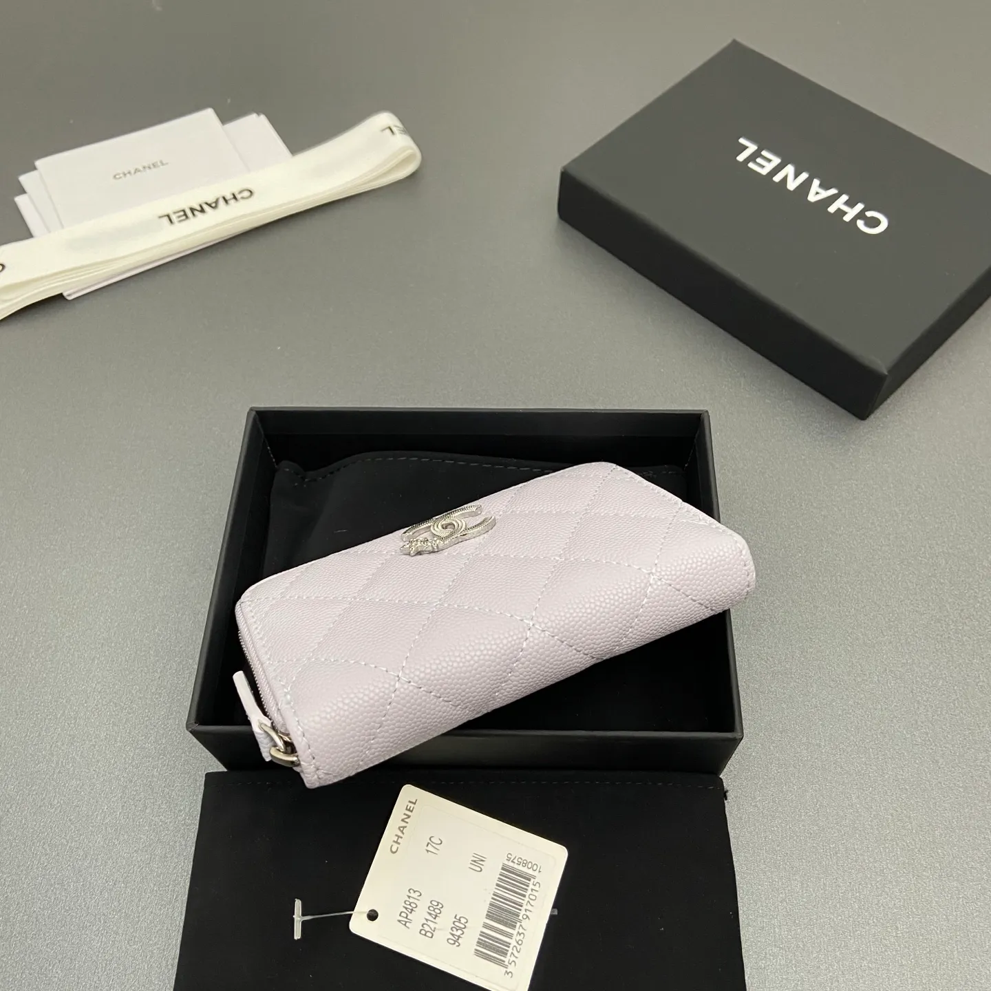 25b new series caviar cowhide with stars ⭐logo shiny blingblibg~zipper bag card holder series 6 card slots, 1 zipper bag Item number: A 4813 Price: 360 Size: w13×h8.5×d2cm Color: light purple fine ball pattern silver star hardware