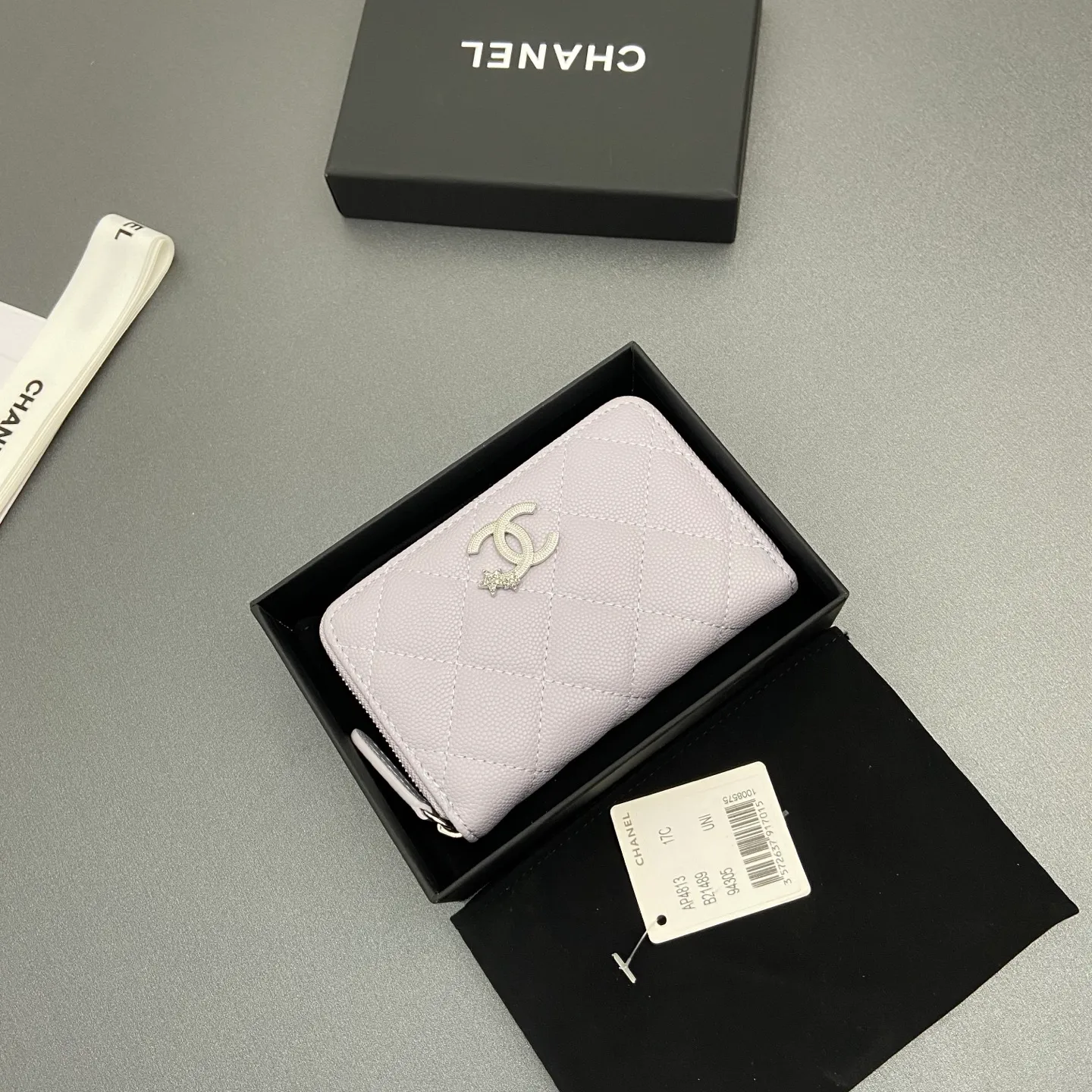 25b new series caviar cowhide with stars ⭐logo shiny blingblibg~zipper bag card holder series 6 card slots, 1 zipper bag Item number: A 4813 Price: 360 Size: w13×h8.5×d2cm Color: light purple fine ball pattern silver star hardware