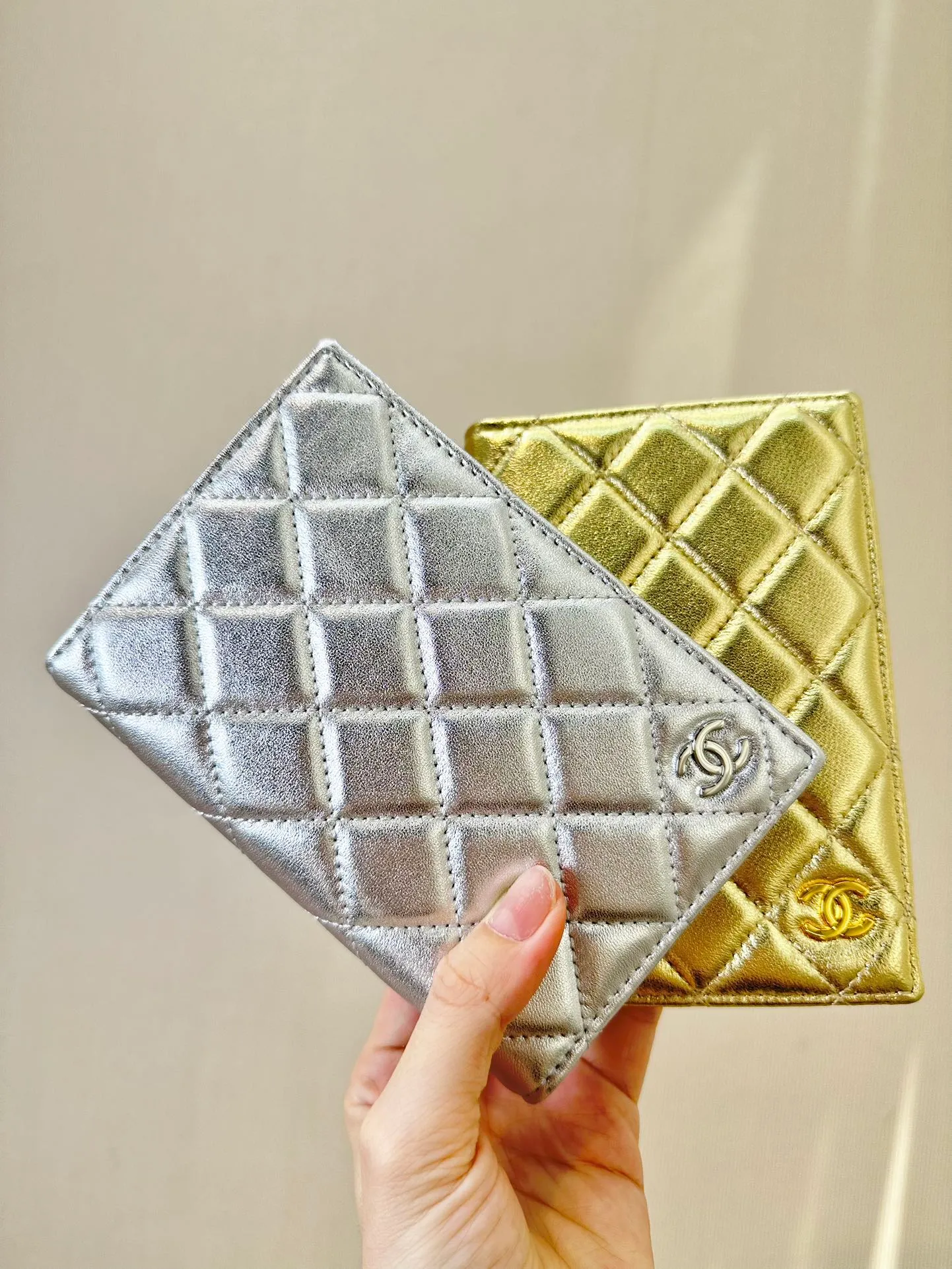 80385 Simple update Sheepskin passport holder, can hold cash as well as ID cards! When traveling every day, it is very convenient to throw it in your bag!