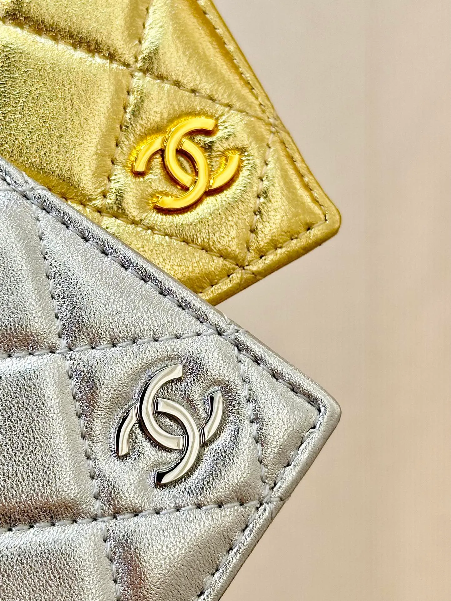 80385 Simple update Sheepskin passport holder, can hold cash as well as ID cards! When traveling every day, it is very convenient to throw it in your bag!