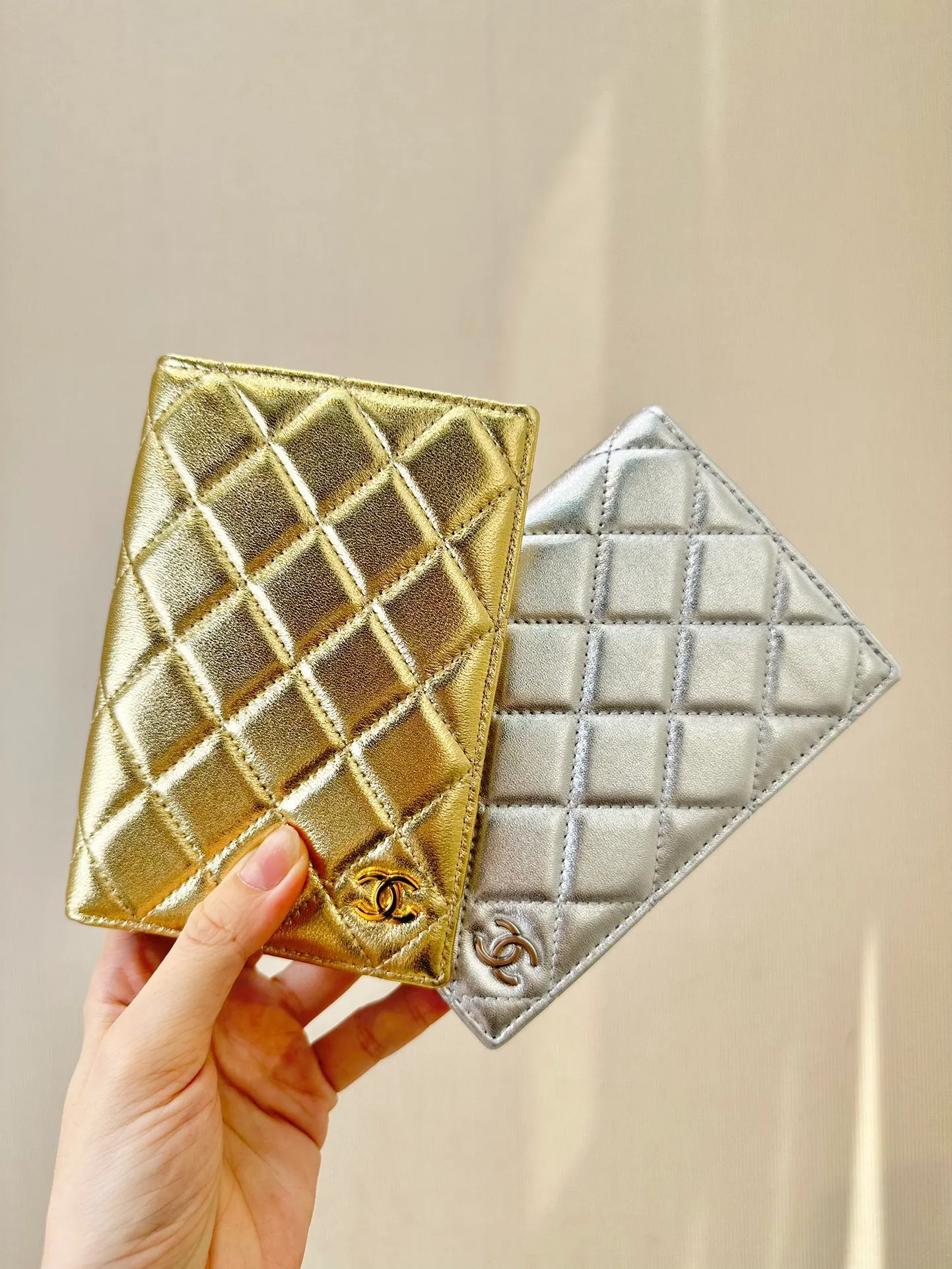 80385 Simple update Sheepskin passport holder, can hold cash as well as ID cards! When traveling every day, it is very convenient to throw it in your bag!