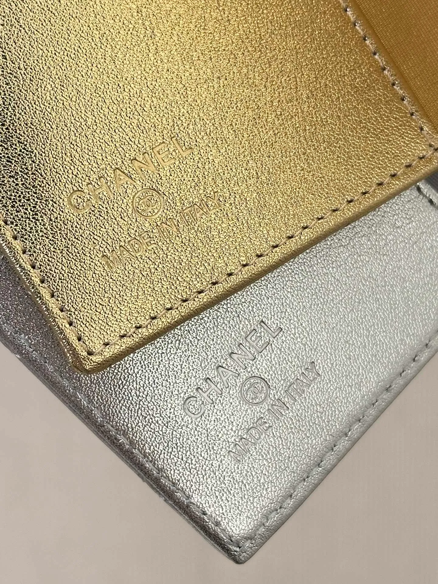 80385 Simple update Sheepskin passport holder, can hold cash as well as ID cards! When traveling every day, it is very convenient to throw it in your bag!