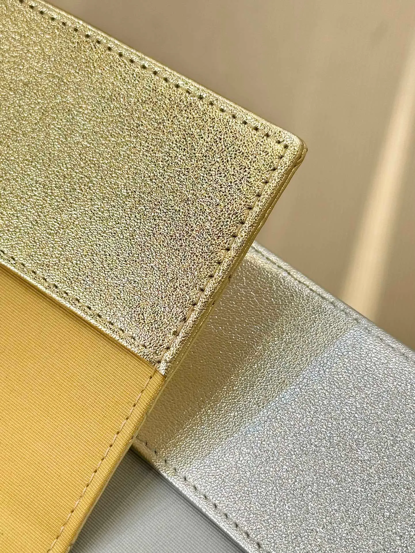 80385 Simple update Sheepskin passport holder, can hold cash as well as ID cards! When traveling every day, it is very convenient to throw it in your bag!
