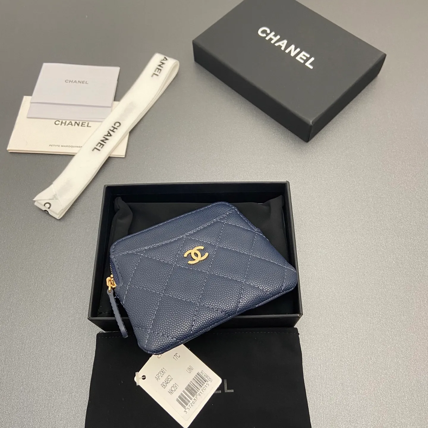 [Special grade hardware original leather] ¥380 Xiaoxiang small zipper bag card holder series Quilted card holder/wallet with iconic metal logo Gold tone metal hardware, special Italian imported leather 5 card slots, 1 small zipper bag No.: 2061 Sapphire blue thin ball light gold hardware Size: w11.5×h10×d2cm
