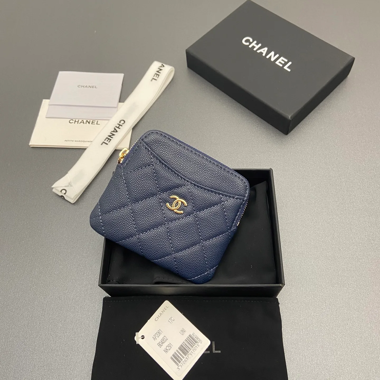 [Special grade hardware original leather] ¥380 Xiaoxiang small zipper bag card holder series Quilted card holder/wallet with iconic metal logo Gold tone metal hardware, special Italian imported leather 5 card slots, 1 small zipper bag No.: 2061 Sapphire blue thin ball light gold hardware Size: w11.5×h10×d2cm