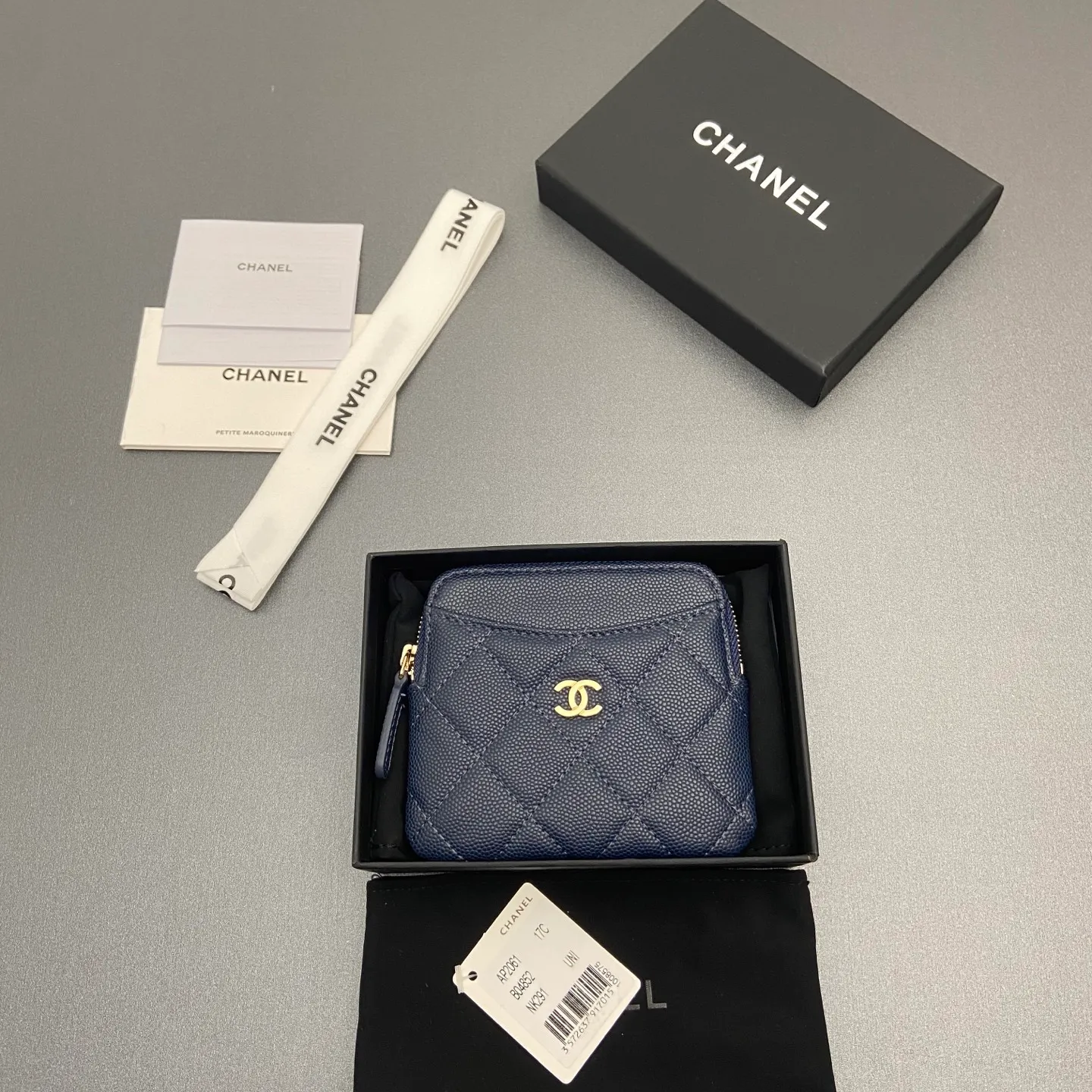 [Special grade hardware original leather] ¥380 Xiaoxiang small zipper bag card holder series Quilted card holder/wallet with iconic metal logo Gold tone metal hardware, special Italian imported leather 5 card slots, 1 small zipper bag No.: 2061 Sapphire blue thin ball light gold hardware Size: w11.5×h10×d2cm