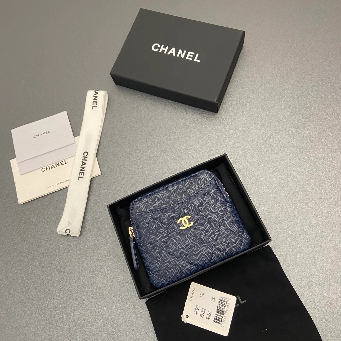 [Special grade hardware original leather] ¥380 Xiaoxiang small zipper bag card holder series Quilted card holder/wallet with iconic metal logo Gold tone metal hardware, special Italian imported leather 5 card slots, 1 small zipper bag No.: 2061 Sapphire blue thin ball light gold hardware Size: w11.5×h10×d2cm