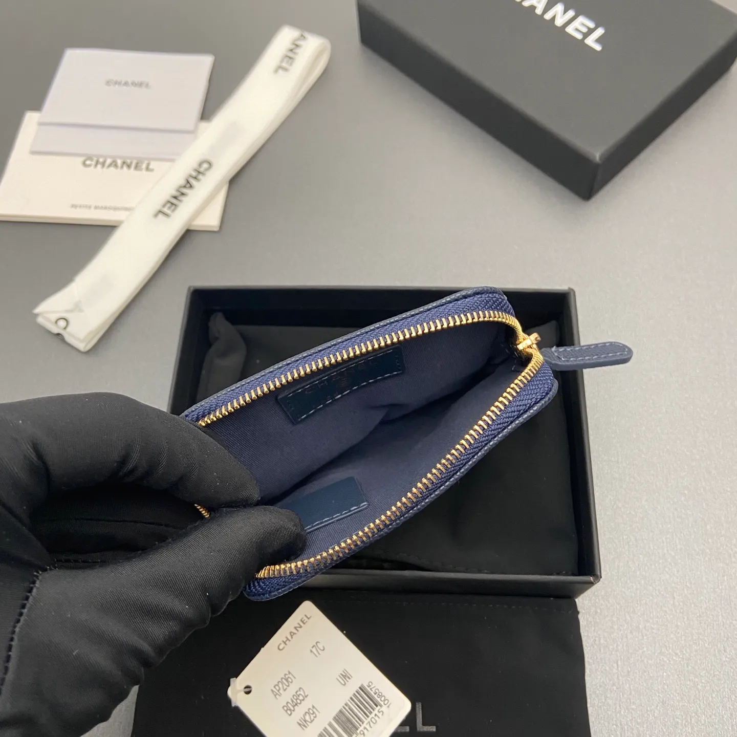 [Special grade hardware original leather] ¥380 Xiaoxiang small zipper bag card holder series Quilted card holder/wallet with iconic metal logo Gold tone metal hardware, special Italian imported leather 5 card slots, 1 small zipper bag No.: 2061 Sapphire blue thin ball light gold hardware Size: w11.5×h10×d2cm