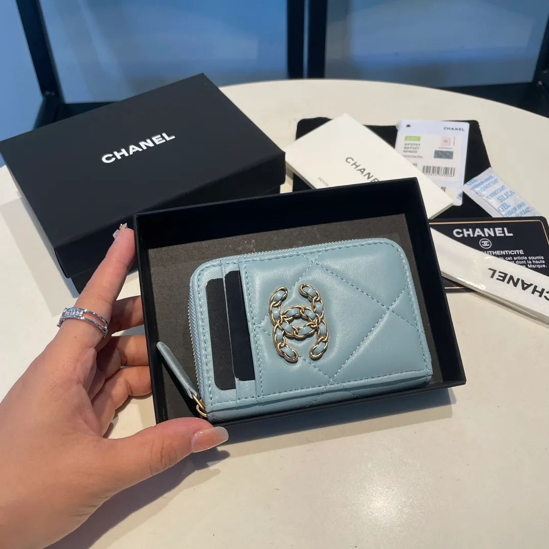 💰320😊Upgraded version💋🆕Ohanel new color🆕The latest zipper card holder with multiple card slots. The texture of goatskin is unparalleled. 😼The 19 series that is mainly recommended this season is a big rhombus with a strong retro style. I want to buy every color🧸 The logo is eye-catching and unique, the goatskin has a faint luster, and the temperament instantly ups and downs❣The fashionable style and style are also jointly created by Karl and Viard. The first series launched by the new artistic director will be a key recommendation of the brand from this year to next year, conveying the essence of the brand, with a full set of packaging 2701🍃size: 7.5*11cm