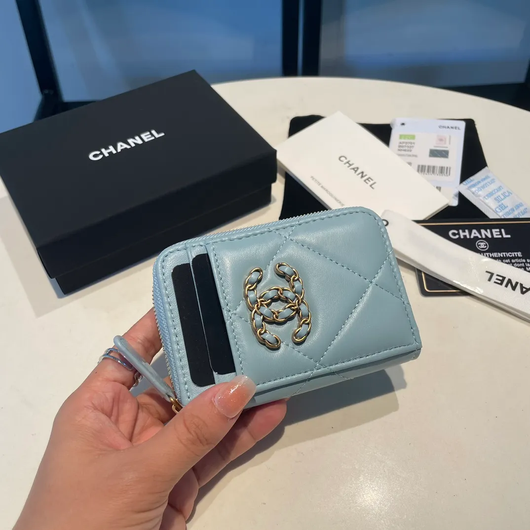 💰320😊Upgraded version💋🆕Ohanel new color🆕The latest zipper card holder with multiple card slots. The texture of goatskin is unparalleled. 😼The 19 series that is mainly recommended this season is a big rhombus with a strong retro style. I want to buy every color🧸 The logo is eye-catching and unique, the goatskin has a faint luster, and the temperament instantly ups and downs❣The fashionable style and style are also jointly created by Karl and Viard. The first series launched by the new artistic director will be a key recommendation of the brand from this year to next year, conveying the essence of the brand, with a full set of packaging 2701🍃size: 7.5*11cm