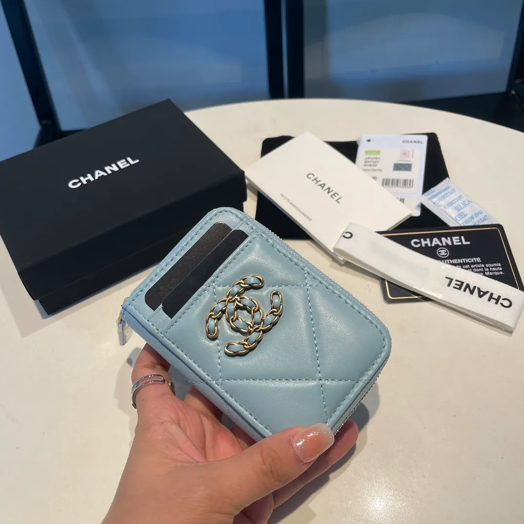 💰320😊Upgraded version💋🆕Ohanel new color🆕The latest zipper card holder with multiple card slots. The texture of goatskin is unparalleled. 😼The 19 series that is mainly recommended this season is a big rhombus with a strong retro style. I want to buy every color🧸 The logo is eye-catching and unique, the goatskin has a faint luster, and the temperament instantly ups and downs❣The fashionable style and style are also jointly created by Karl and Viard. The first series launched by the new artistic director will be a key recommendation of the brand from this year to next year, conveying the essence of the brand, with a full set of packaging 2701🍃size: 7.5*11cm