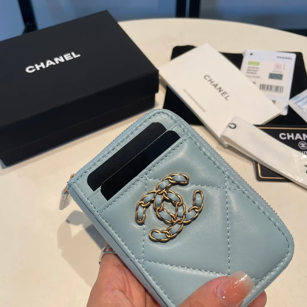 💰320😊Upgraded version💋🆕Ohanel new color🆕The latest zipper card holder with multiple card slots. The texture of goatskin is unparalleled. 😼The 19 series that is mainly recommended this season is a big rhombus with a strong retro style. I want to buy every color🧸 The logo is eye-catching and unique, the goatskin has a faint luster, and the temperament instantly ups and downs❣The fashionable style and style are also jointly created by Karl and Viard. The first series launched by the new artistic director will be a key recommendation of the brand from this year to next year, conveying the essence of the brand, with a full set of packaging 2701🍃size: 7.5*11cm
