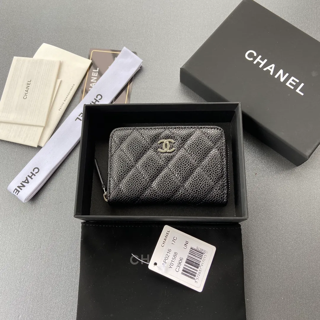 Xiaoxiang imported Italian grained calfskin Item No.: A0216 Price: 260 Size: W11×H7.5×2cm Color: Black ball grain leather with silver steel mark Usage: Small zipper bag