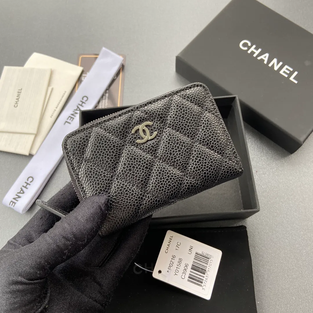 Xiaoxiang imported Italian grained calfskin Item No.: A0216 Price: 260 Size: W11×H7.5×2cm Color: Black ball grain leather with silver steel mark Usage: Small zipper bag