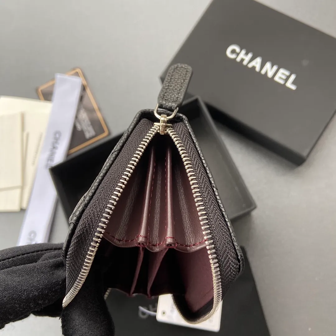 Xiaoxiang imported Italian grained calfskin Item No.: A0216 Price: 260 Size: W11×H7.5×2cm Color: Black ball grain leather with silver steel mark Usage: Small zipper bag