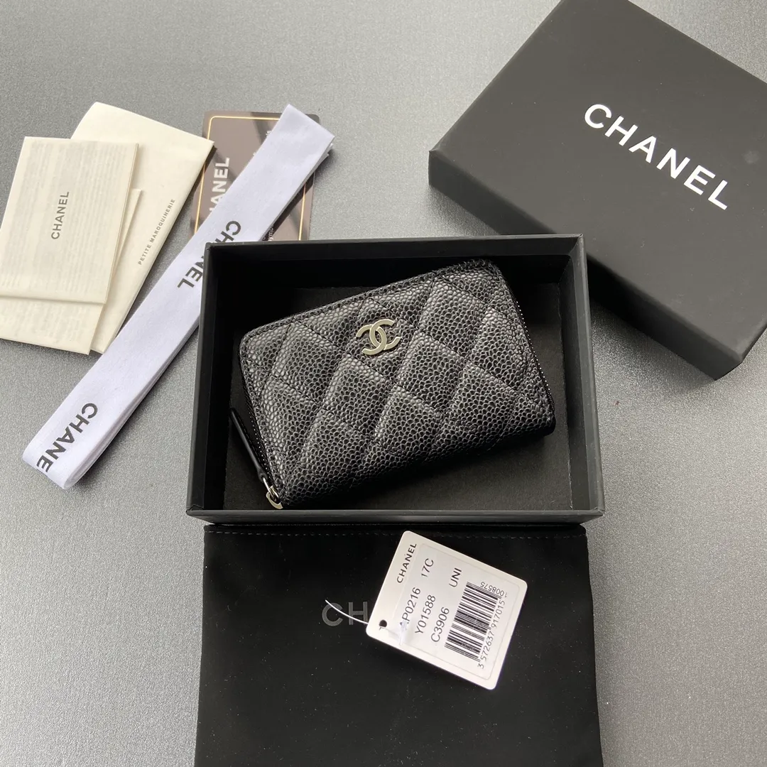 Xiaoxiang imported Italian grained calfskin Item No.: A0216 Price: 260 Size: W11×H7.5×2cm Color: Black ball grain leather with silver steel mark Usage: Small zipper bag